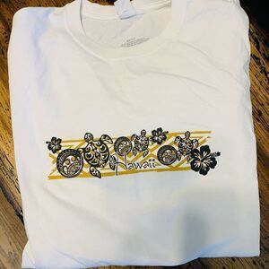 Pretty white Hawaii t shirt shirt sleeves small